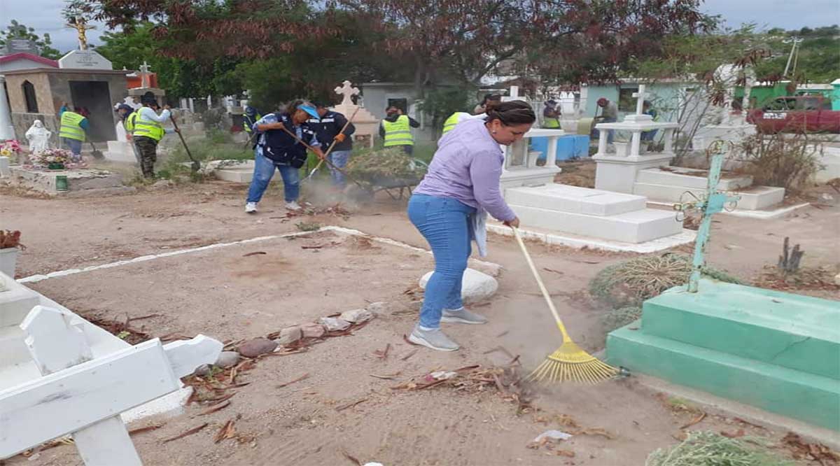 Listos los panteones de La Paz por motivo del Día de Muertos