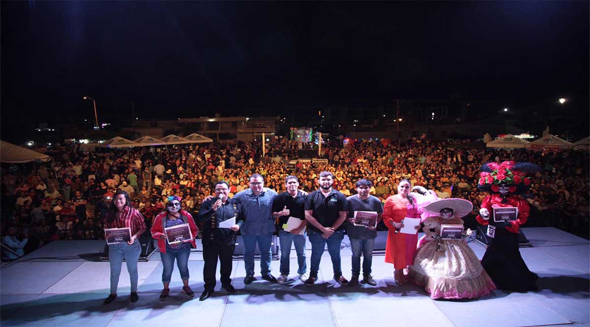 Premian a ganadores del Festival Tradicional del Día de Muertos