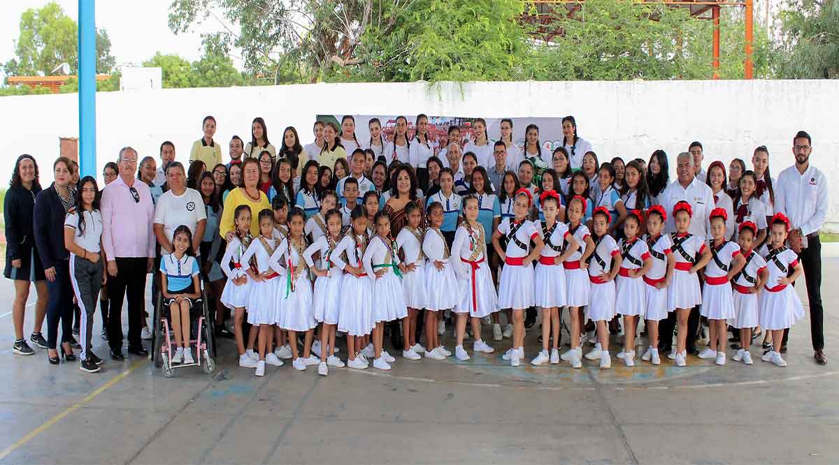 Premian a escuelas ganadoras del concurso de tablas gimnásticas de La Paz