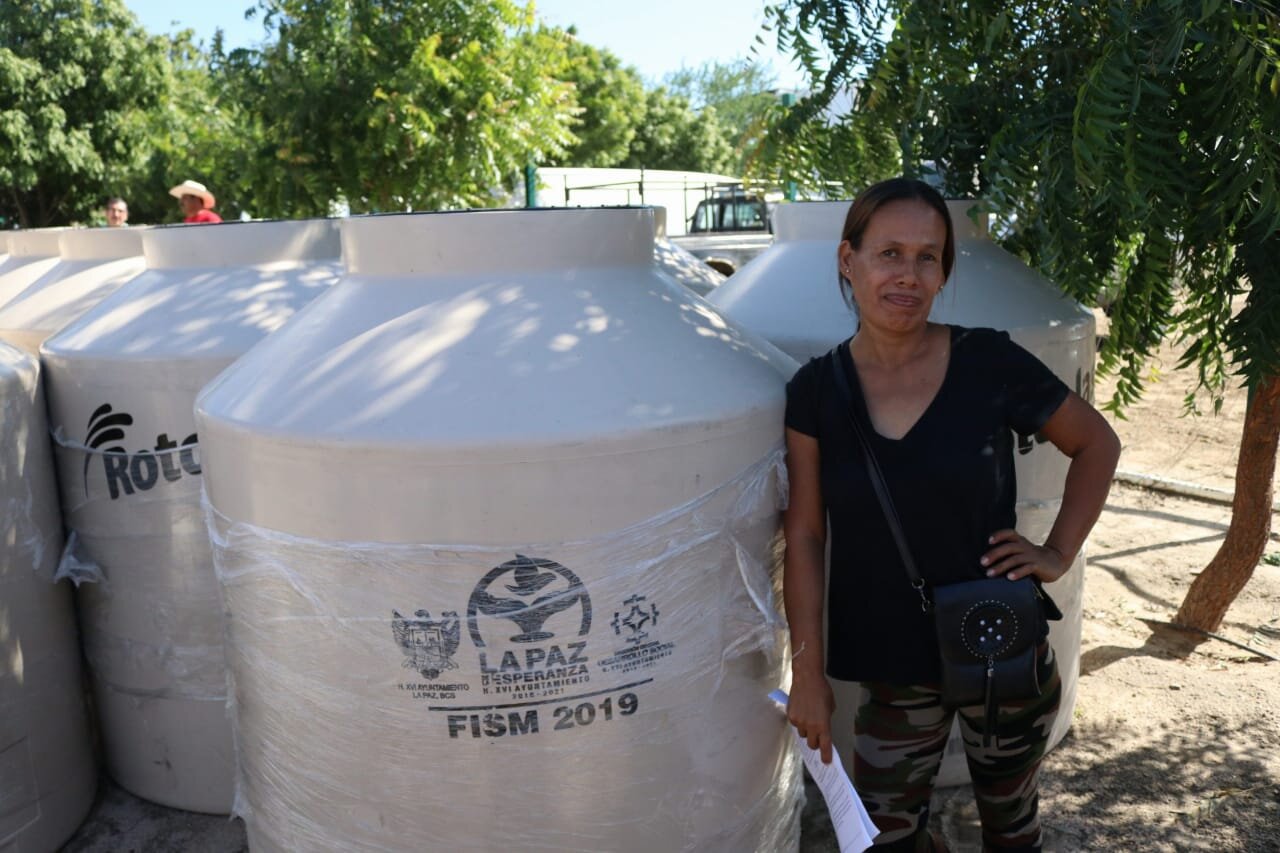 Benefician a 30 familias de la colonia Pitahaya con tinacos