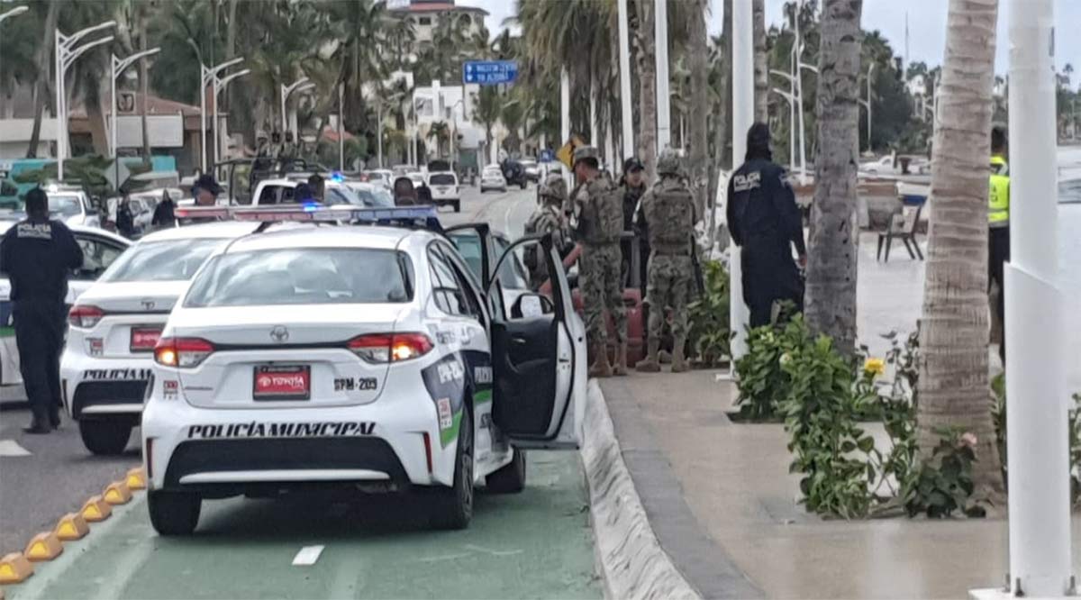 Roba mujer un vehículo y atropella a un policía intentando huir