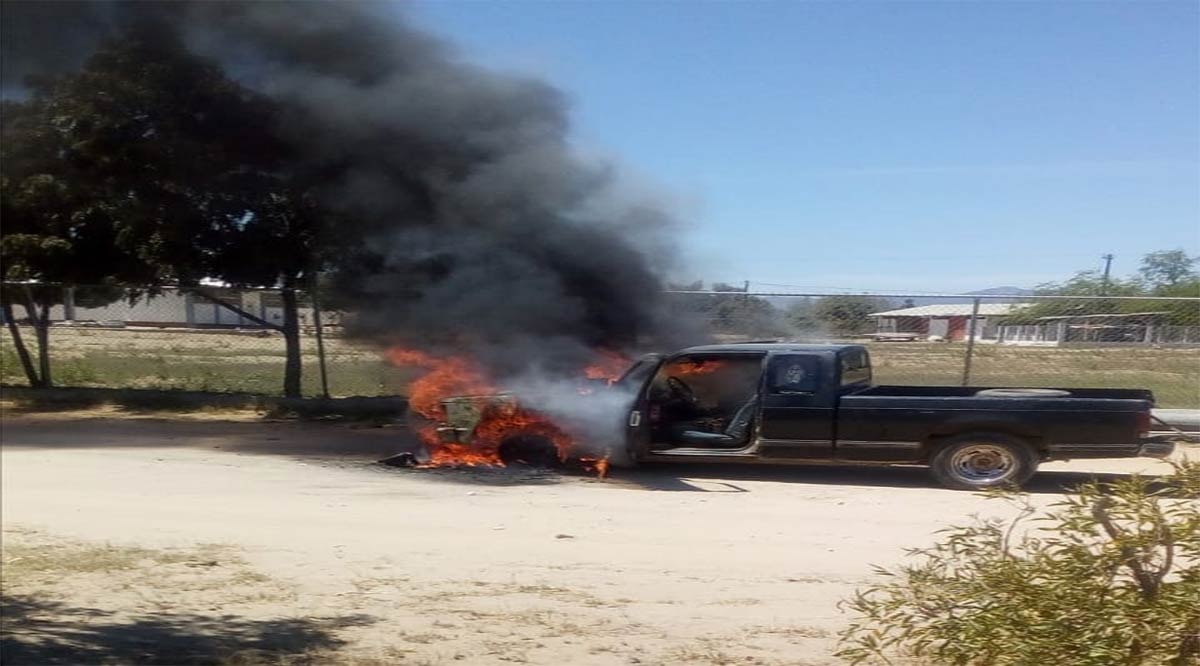 Falla en el sistema de combustión provocó se incendiara su camioneta