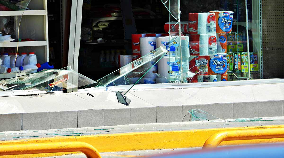 Por falla mecánica terminó con su carro dentro del Oxxo