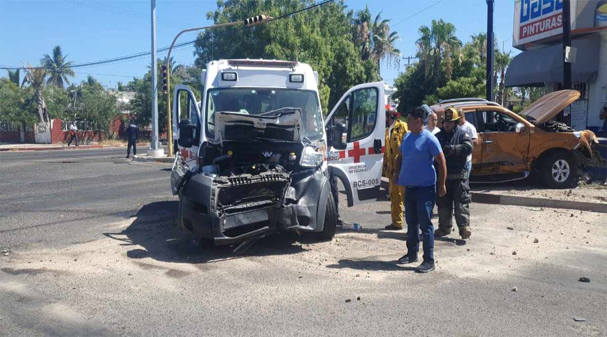 Cuatro lesionados en choque de ambulancia contra pick up