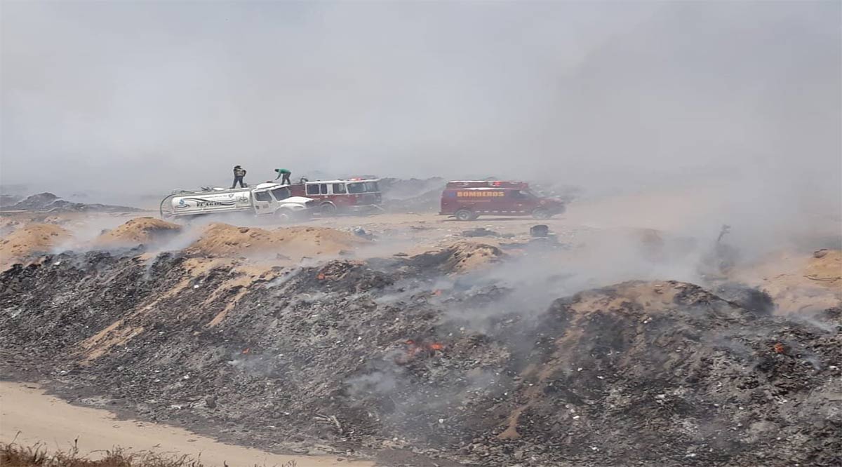 Luchan tres órdenes de gobierno por apagar incendio en el relleno sanitario de La Paz