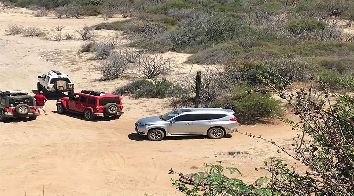 Con todo y vehículos invaden playa de Boca del Álamo al sur de La Paz