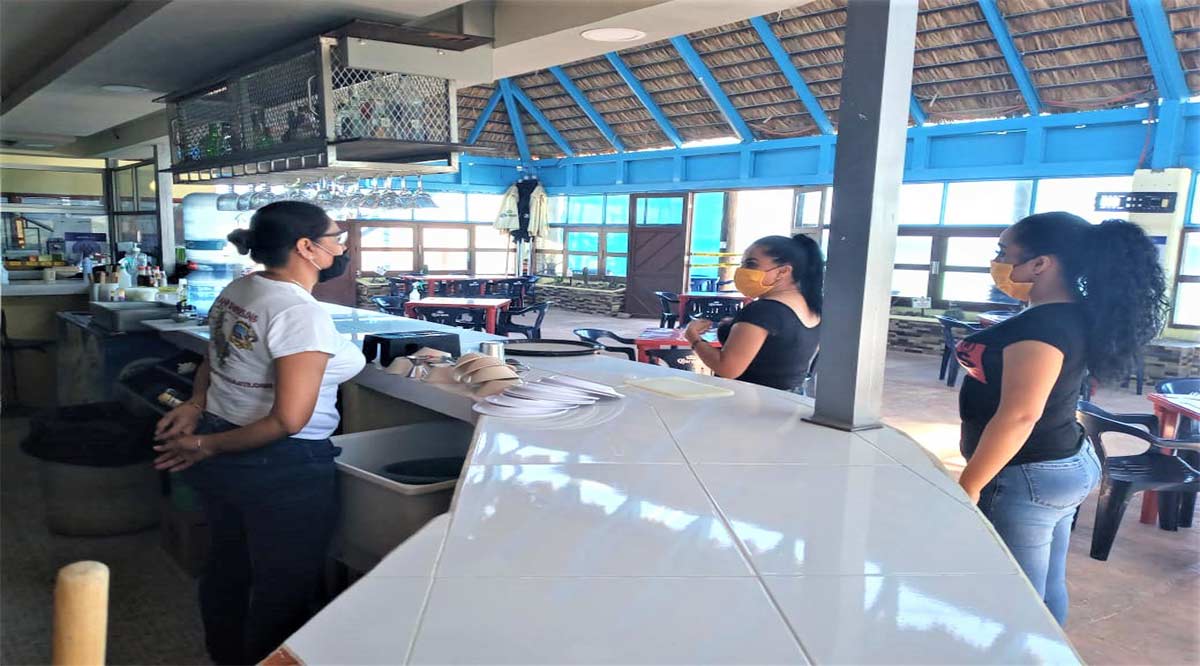 Podrán operar restaurantes ubicados en la orilla del mar con previa cita pero sin uso de playa en La Paz