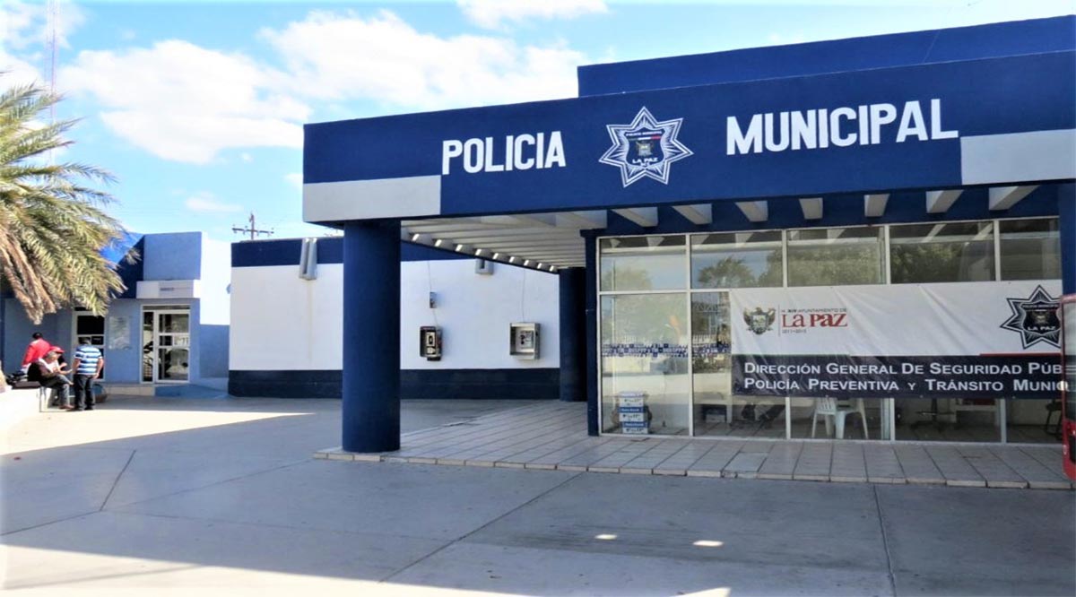 Conductor intentó arrollar a policía; no fue detenido por ser hermano de uno de ellos