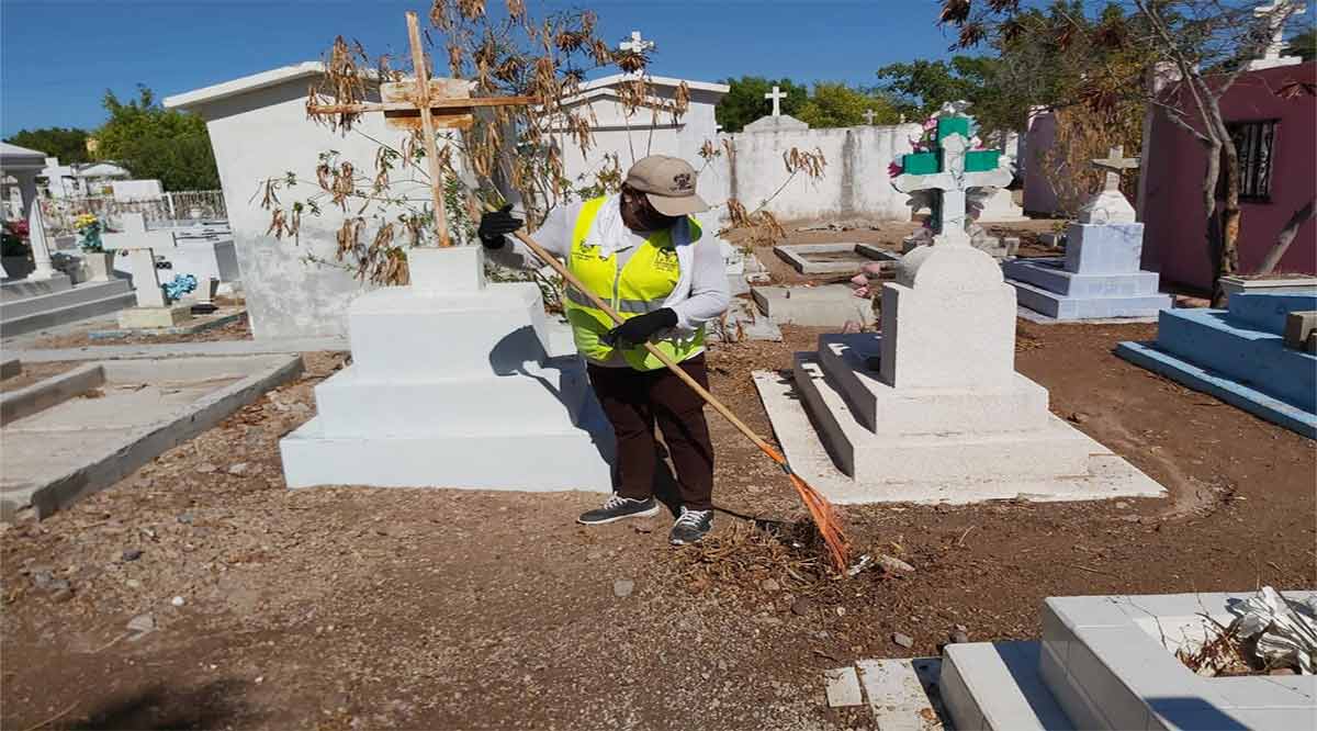 Vigilan panteones en La Paz para evitar el vandalismo