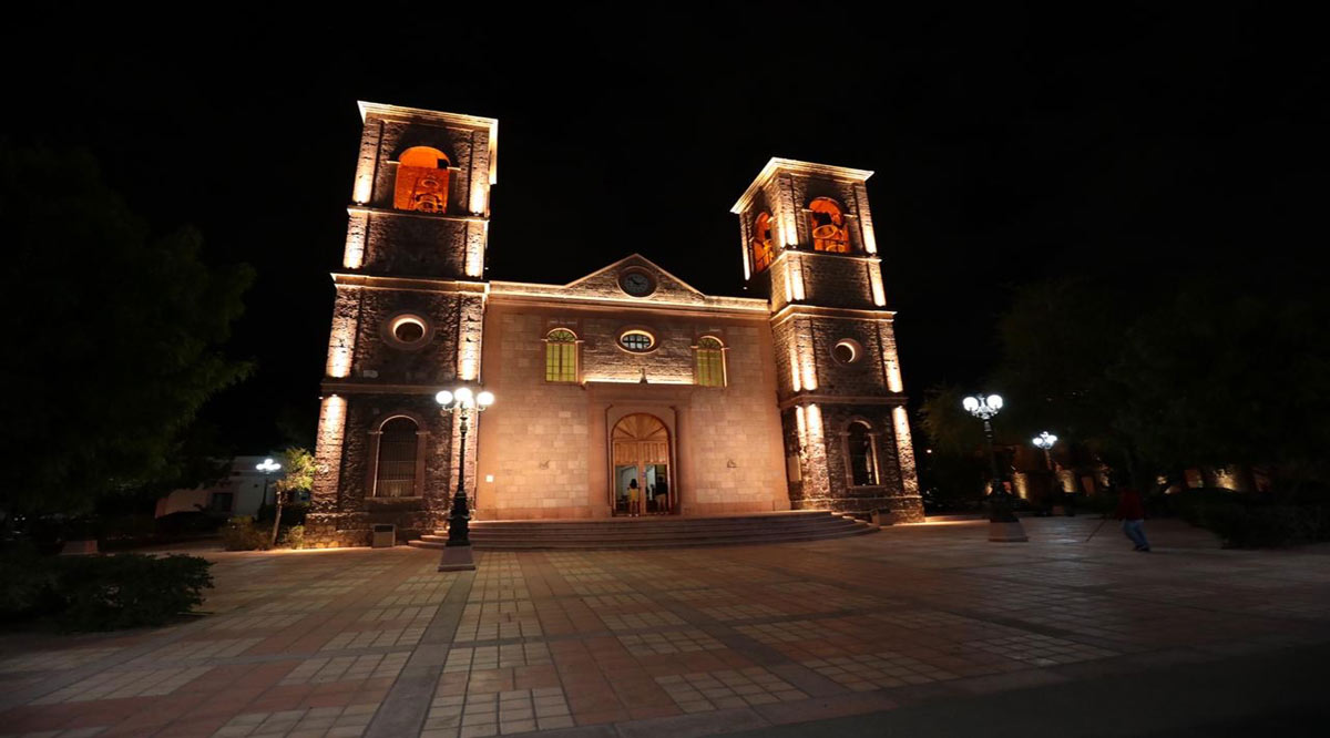 Resaltan arquitectura de la Catedral de La Paz con iluminación en fachada