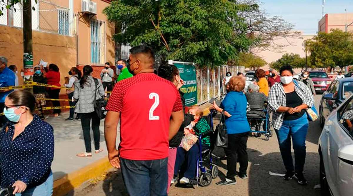 Caos en vacunación; adultos mayores esperan hasta 8 horas por su dosis contra el Covid-19 en La Paz