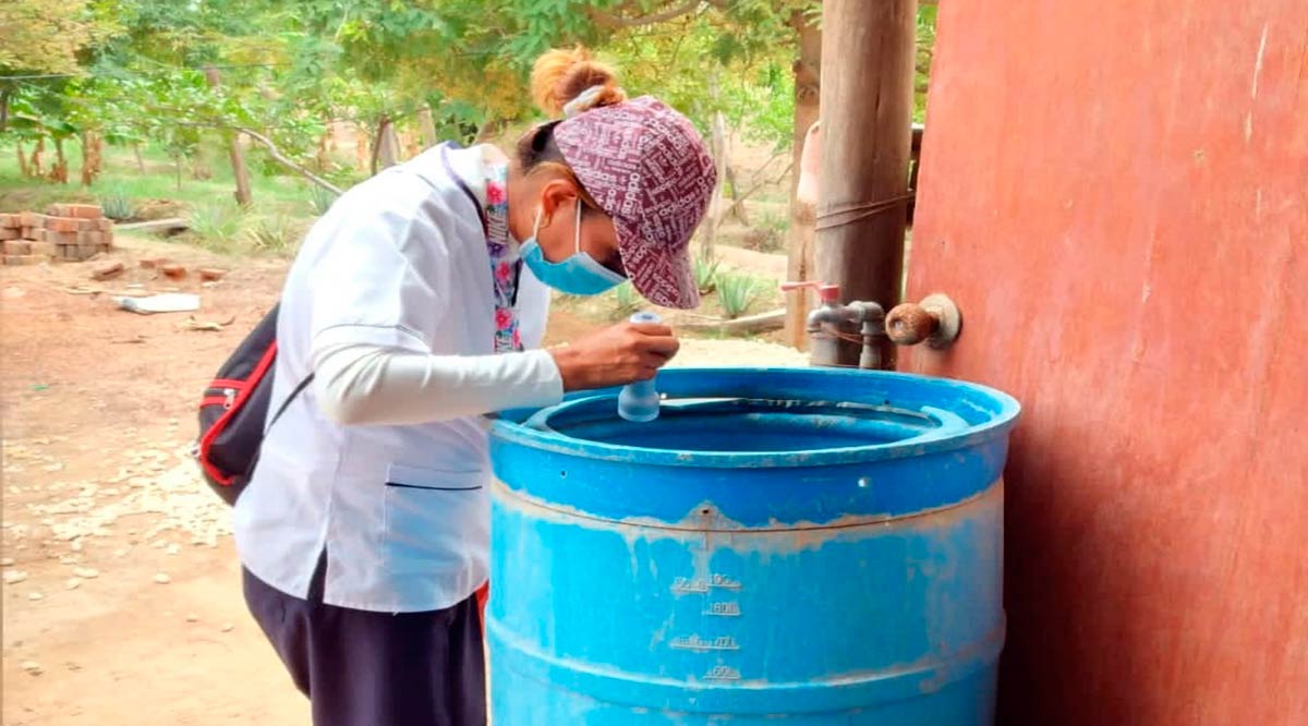 Aplican larvicida en depósitos para almacenar agua en viviendas y evitar proliferación del mosco