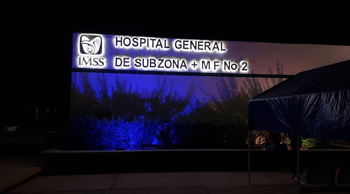 Ilumina IMSS de BCS edificios en color azul con motivo del Mes de la Salud Integral del Hombre