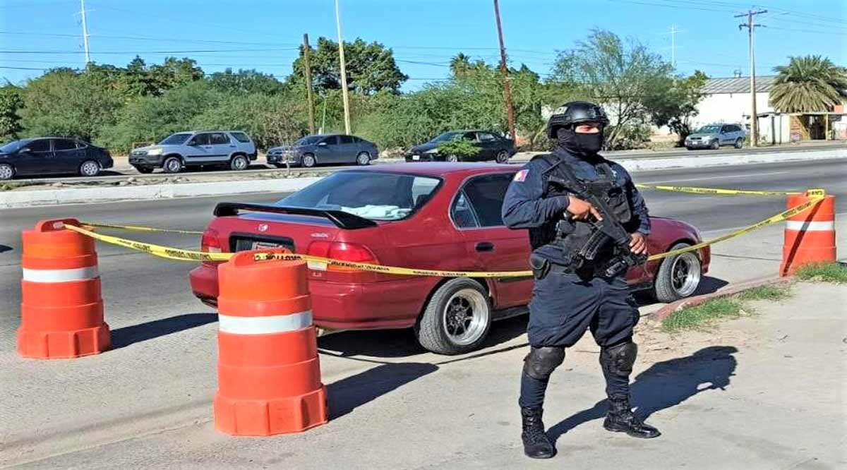 Capturan a 2 personas por el delito de uso de vehículo con placas con reporte de robo y daños en La Paz