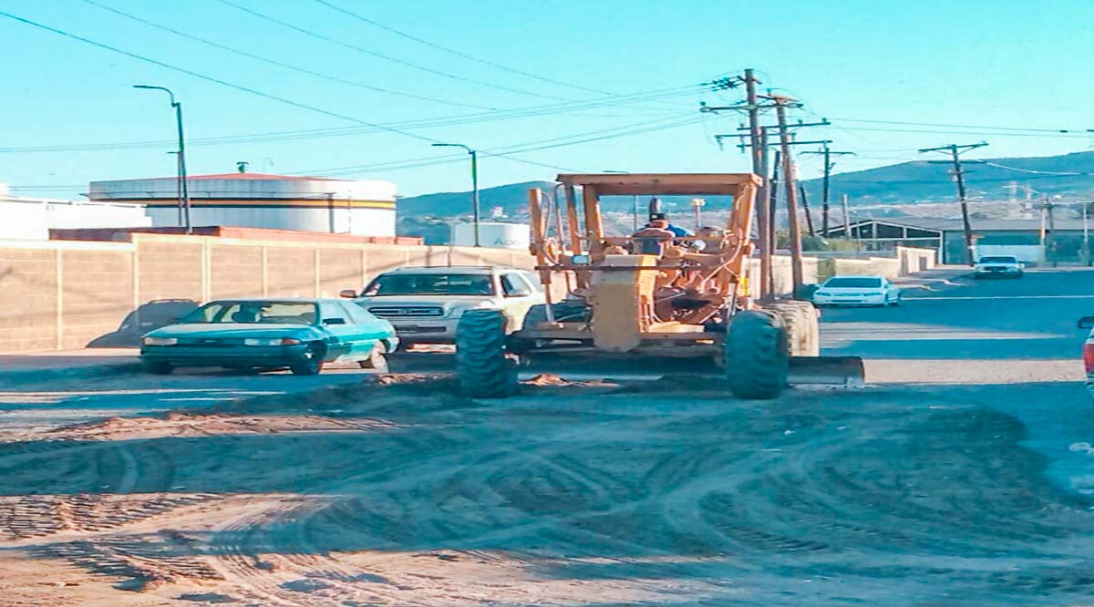 Dan mantenimiento y rehabilitan calles y caminos rurales en Mulegé