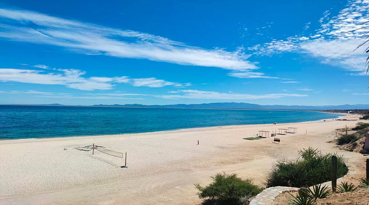 Se compromete Alcaldesa de La Paz a devolver palapas y garantizar libre acceso a las playas en El Sargento