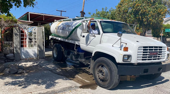 Anuncia Alcaldesa de La Paz donación de agua de empresa embotelladora, y le ‘llueven’ críticas