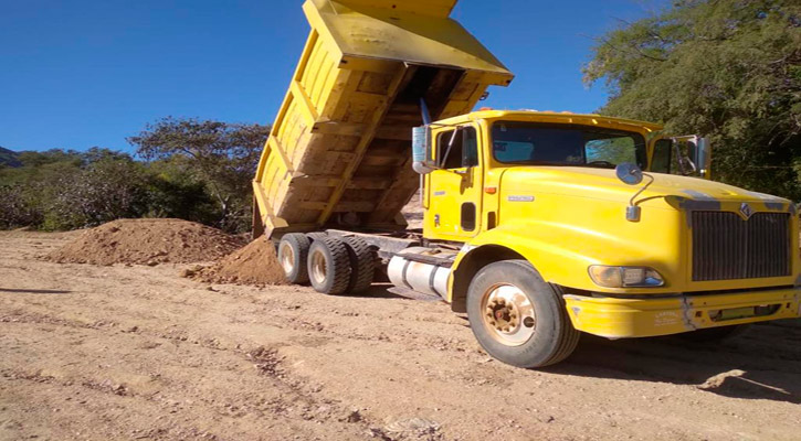 Trabajan en limpieza y acceso de vías de comunicación en la zona rural de Los Cabos