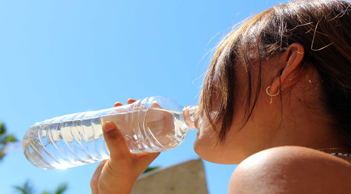 Mantenerse hidratado previene golpe de calor ante aumento de temperaturas: IMSS