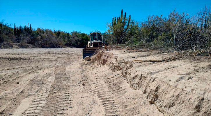 Realizan trabajos de limpieza y rehabilitación vialidades de la zona rural de Los Cabos