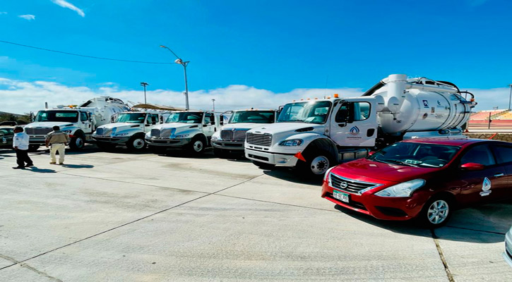 Se entregan 2 camiones Vactor y 3 pipas de agua en Los Cabos