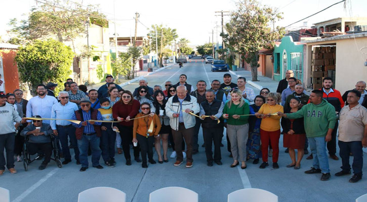 Entregan pavimentación en la colonia Puesta del Sol en La Paz