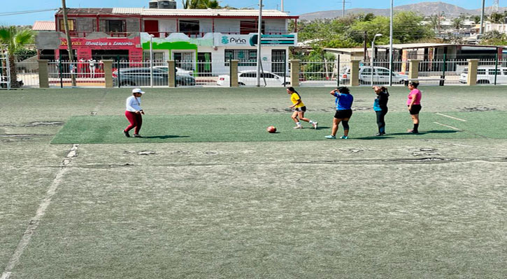 Rehabilitarán el pasto sintético de la cancha de futbol 7 de El Zacatal en SJC