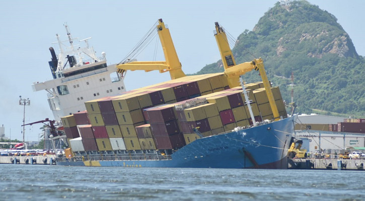 Se resiste el Chiapas Star a irse a pique en muelle de Mazatlán