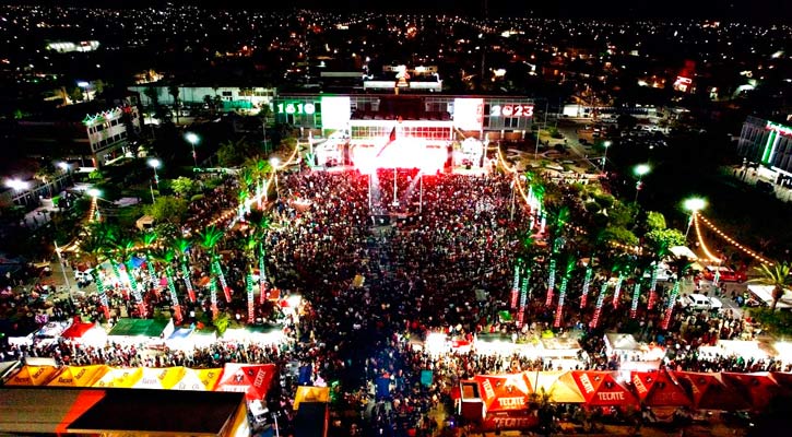 Miles de ciudadanos asistieron al Grito de Independencia en La Paz