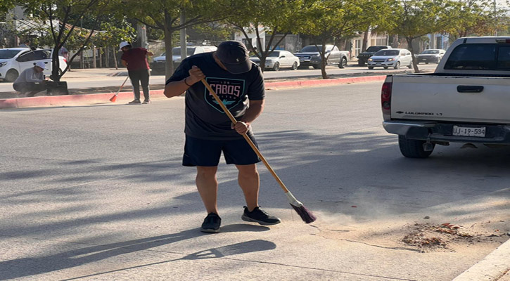 Intensifican tareas de limpieza en Los Cabos por principales vialidades