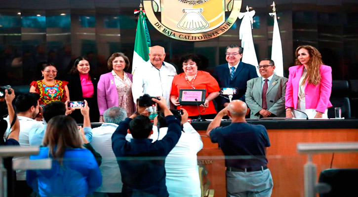 Asistió el Gobernador a la entrega de la medalla “Dionisia Villarino” a Liliana Edith Lyle