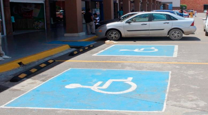 Sancionan con más de 10 mil pesos a conductores que se estacionen en sitios para discapacitados en Los Cabos