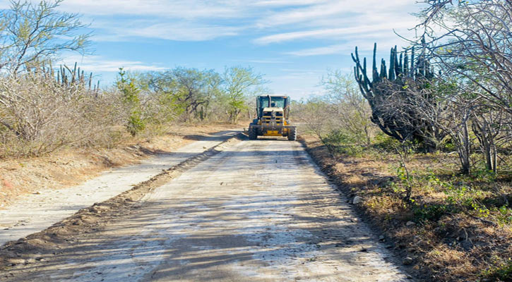 Limpieza, desazolve y rehabilitan caminos rurales de Miraflores