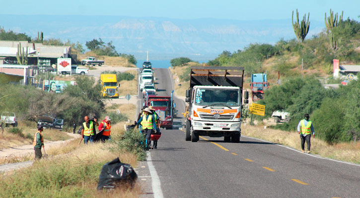 Efectúan trabajos de limpieza de tipo pepena en costados de carreteras de La Paz