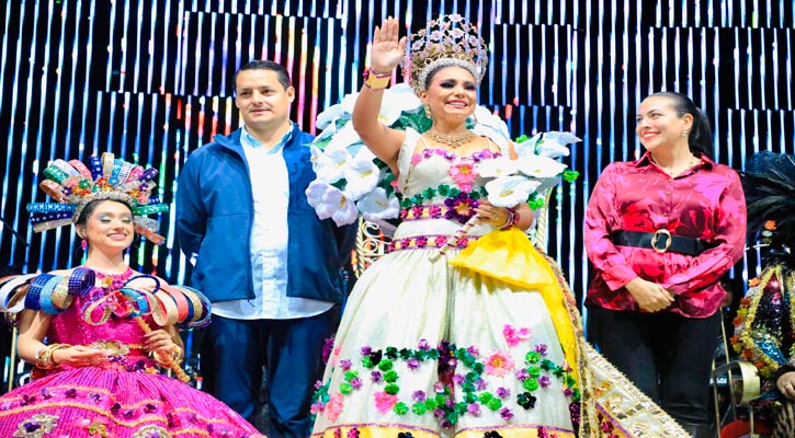 Coronaron a Alexa I como Reina de la Poesía del Carnaval La Paz 2024