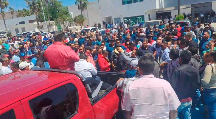 Protestaron taxistas de Los Cabos en Palacio de Gobierno; piden metan orden