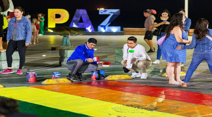 Realizaron pinta de cruce peatonal con la bandera LGBTQ+ en el malecón de La Paz