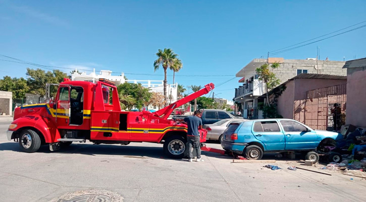 Retiran vehículos en estado de abandono en Los Cabos