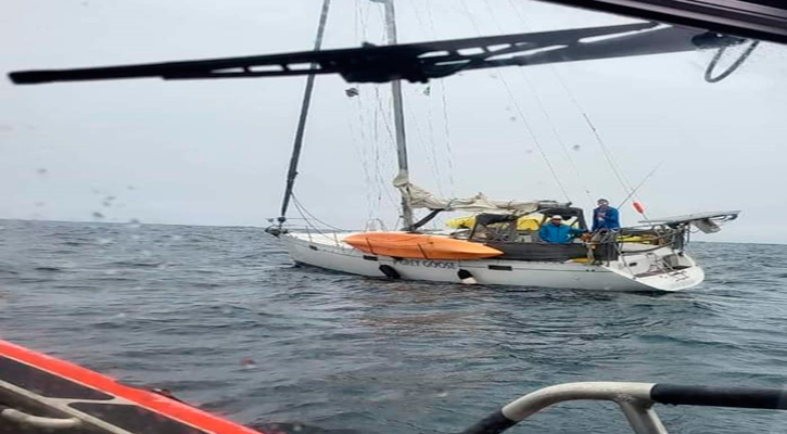 Rescatan en el mar a extranjeros tras de que se hundía su velero