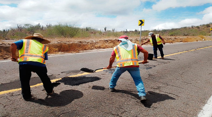 Inició gobierno de BCS bacheo en la carretera Transpeninsular