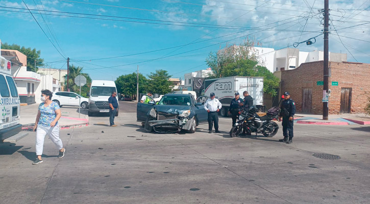 Por ceder el paso al vehículo con preferencia, se impactó contra un Tiburón Urbano, dice Tránsito de La Paz