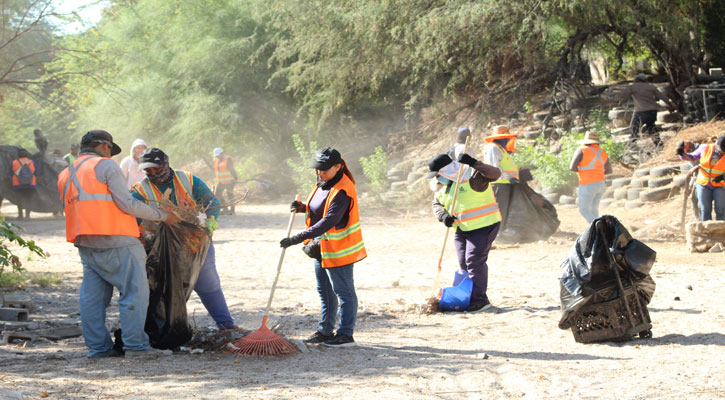 Han retirado cerca de 90 toneladas de residuos en el arroyo de El Calandrio en La Paz