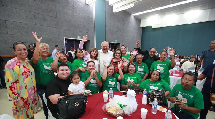 Reconoce el Gobernador a los abuelitos en su día