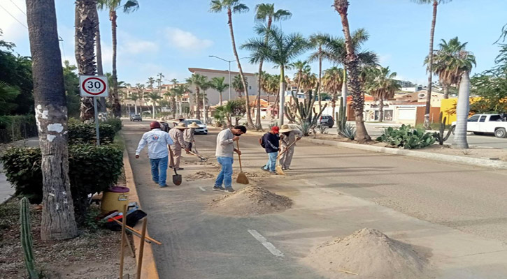 Intensifican labores de limpieza y desazolve en el bulevar Mijares en SJC