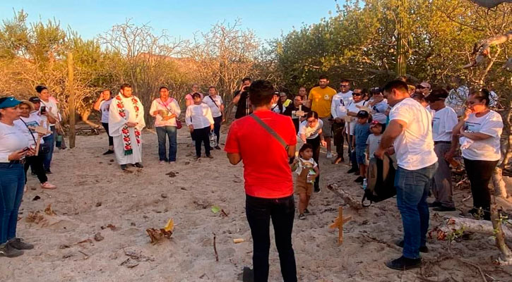 Ofrecen misa y colocan cruces en fosas clandestinas del arroyo El Cajoncito