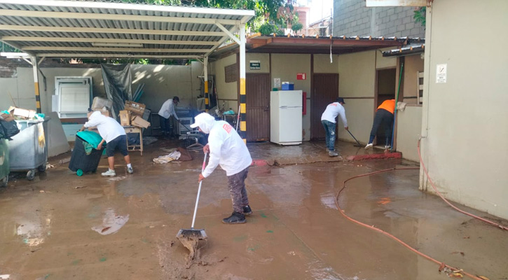 Realizan tareas de limpieza y desinfección tras el paso de la tormenta tropical “Ileana” en unidades médicas del IMSS en Los Cabos