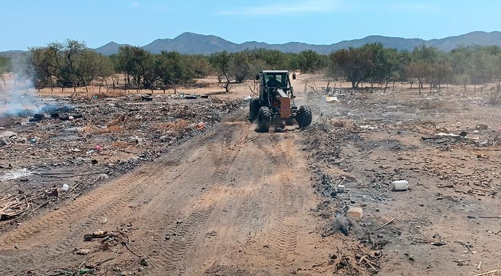 Dan mantenimiento en tiraderos a cielo abierto en Los Planes y Agua Amarga