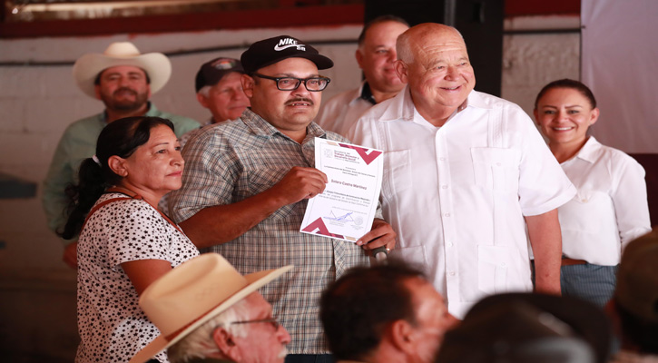 Entregó el Gobernador 31 equipos fotovoltaicos a familias de San Javier