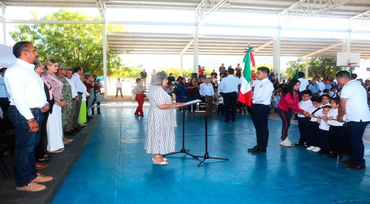 Abanderan a 27 escoltas de prescolar, CAI y CAM en La Paz