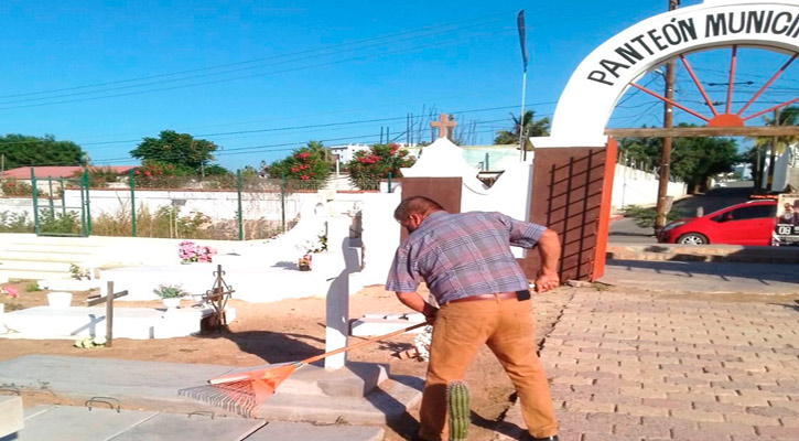 Dan mantenimiento a panteones de Los Cabos en el marco del Día de Muertos